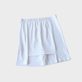 Corrigerende witte skort onder jurk