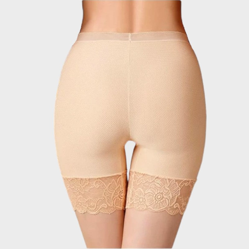 Huidskleurige ondershort onder jurk