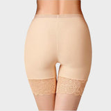 Huidskleurige ondershort onder jurk